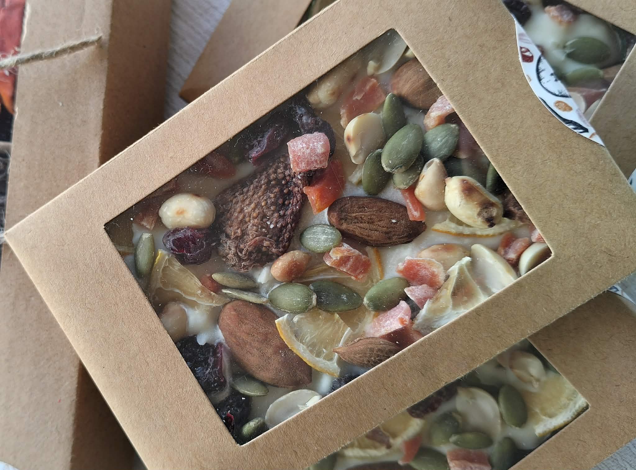 შოკოლადის ფილა ჩირეულითა და თხილეულით